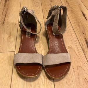 Steve Madden low heeled taupe chunky tasseled Darcie sandals size 9M